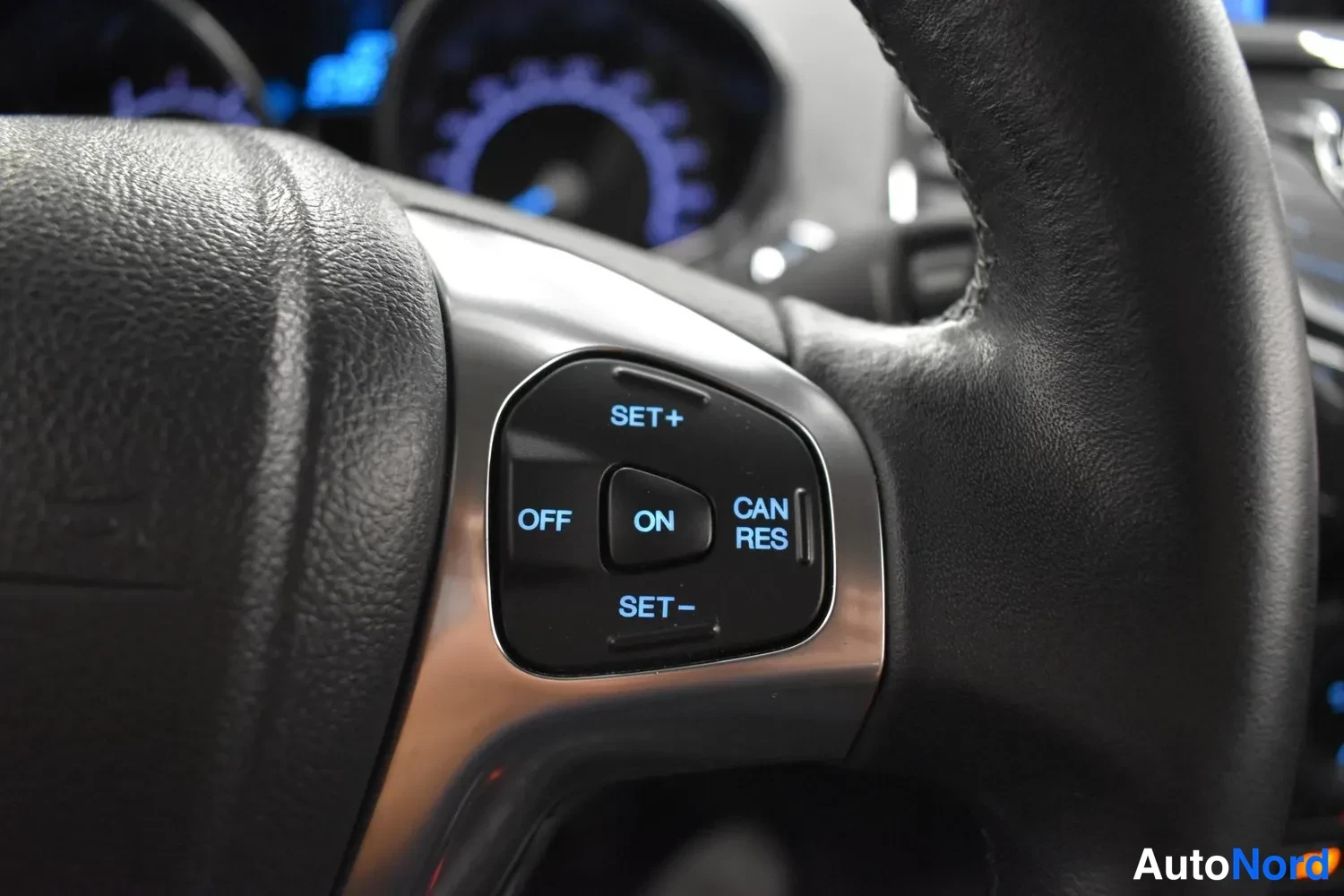 Muu: Ohjauspyörän cruise control -näppäimet: OFF, ON, SET+, SET−, CAN RES.