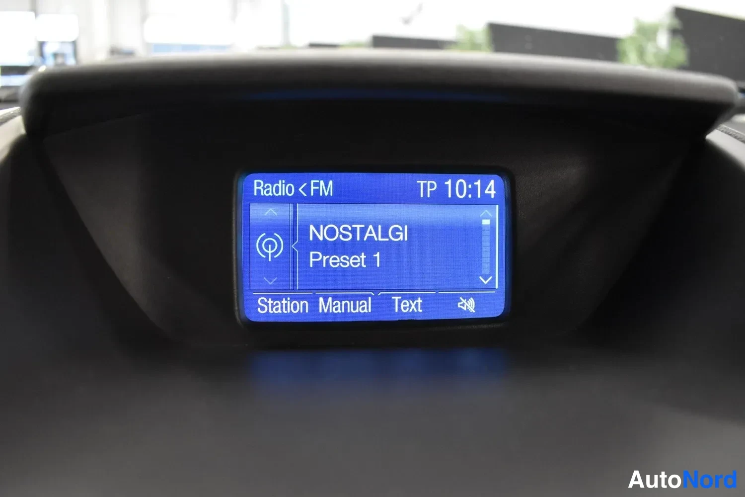 Muu: Kojelaudan näyttö näyttää FM-radiokanavan NOSTALGI esiasetussa 1, kello 10:14.