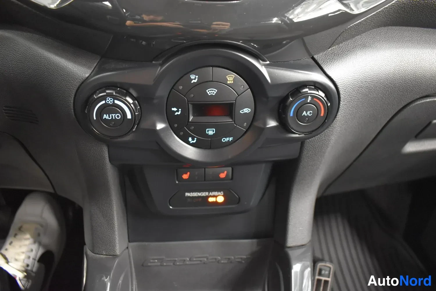 Muu: Kojeistotilanne kuva automaattisesti ohjatusta ilmastoinnista, jossa näkyvät AUTO- ja A/C-kytkimet, lämmitettavien istuimien painikkeet ja Passenger Airbag -mer