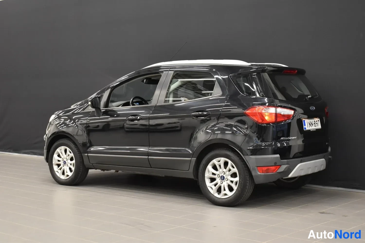 Takaviisto: Mustan Ford EcoSportin takakulmanormaalikuva, rekisterikilpi.