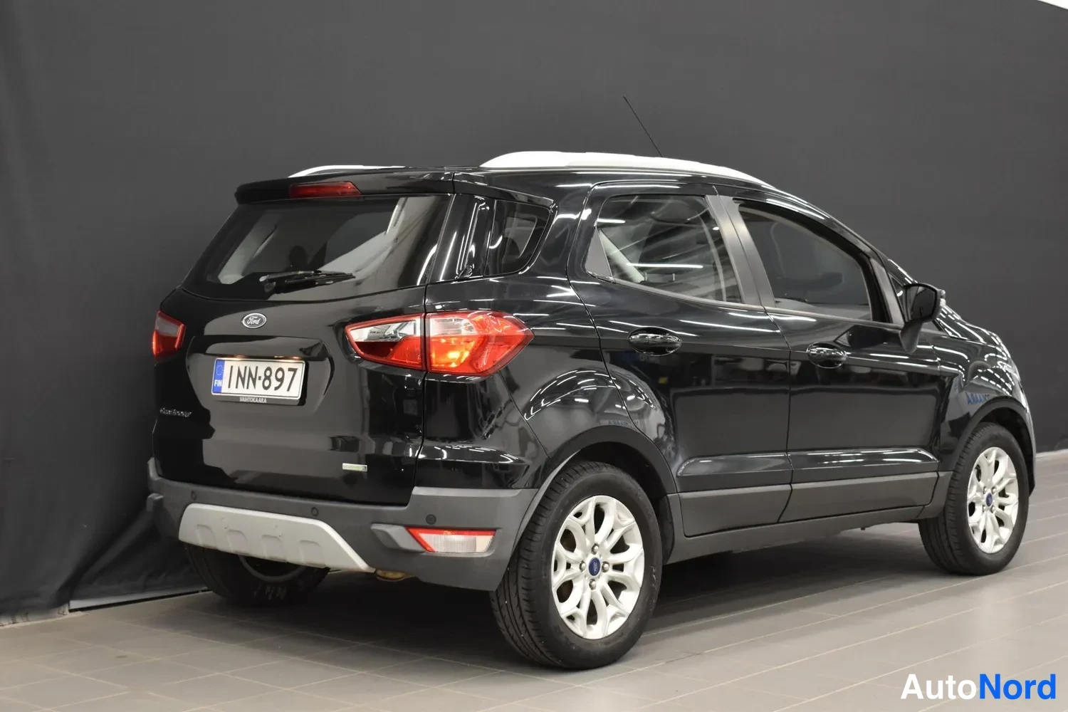 Takaviisto: Musta Ford EcoSport takaviistosta vasemmalta sivulta kuvattuna; rekisterikilpi näkyy takaluukussa.