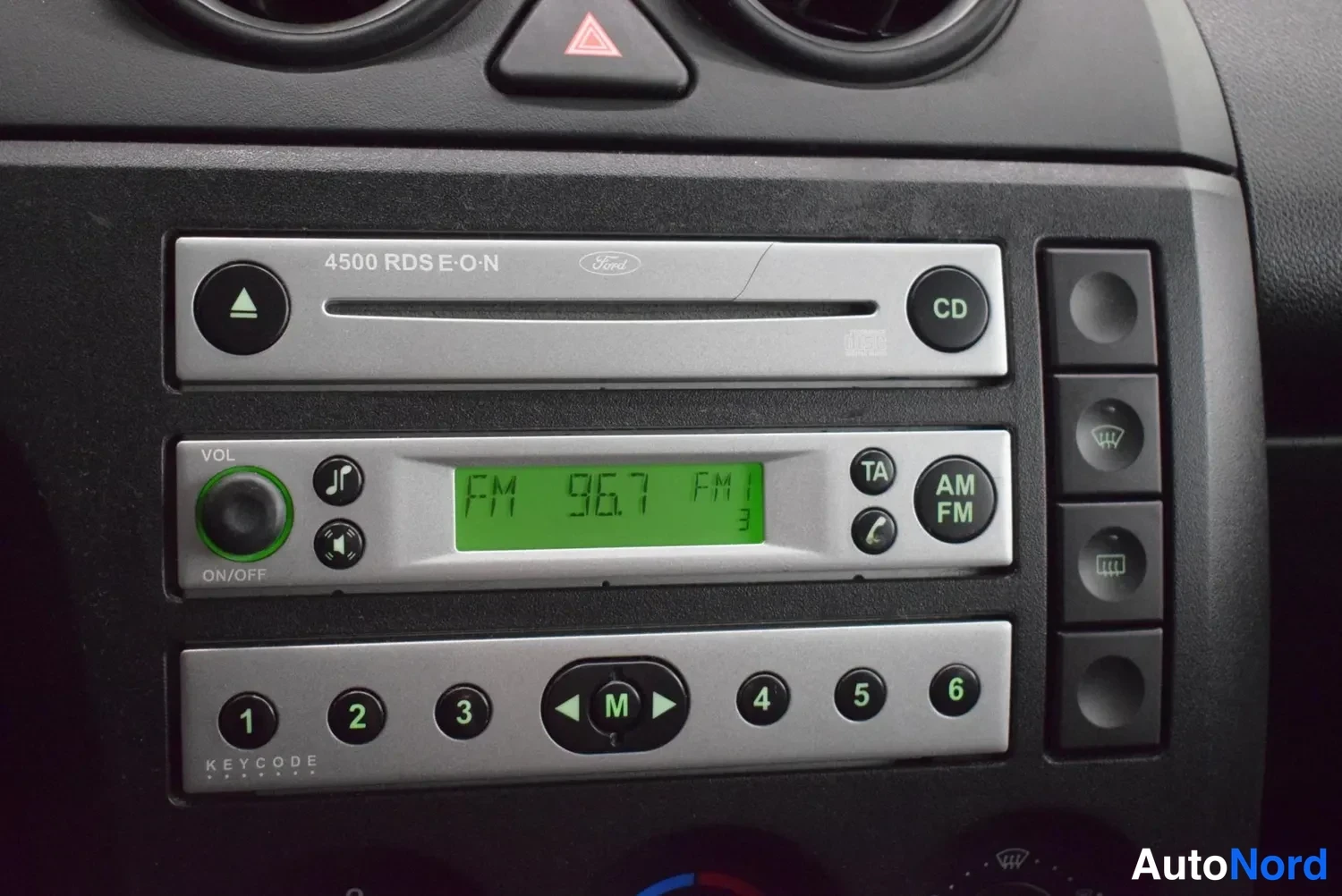 Yksityiskohta: Kojeiston keskusta: Ford 4500 RDS E-O-N CD-radio, jonka näytössä lukee FM 96.7, ja alla 1-6-esiasetuspainikkeet KEYCODE-tekstillä.
