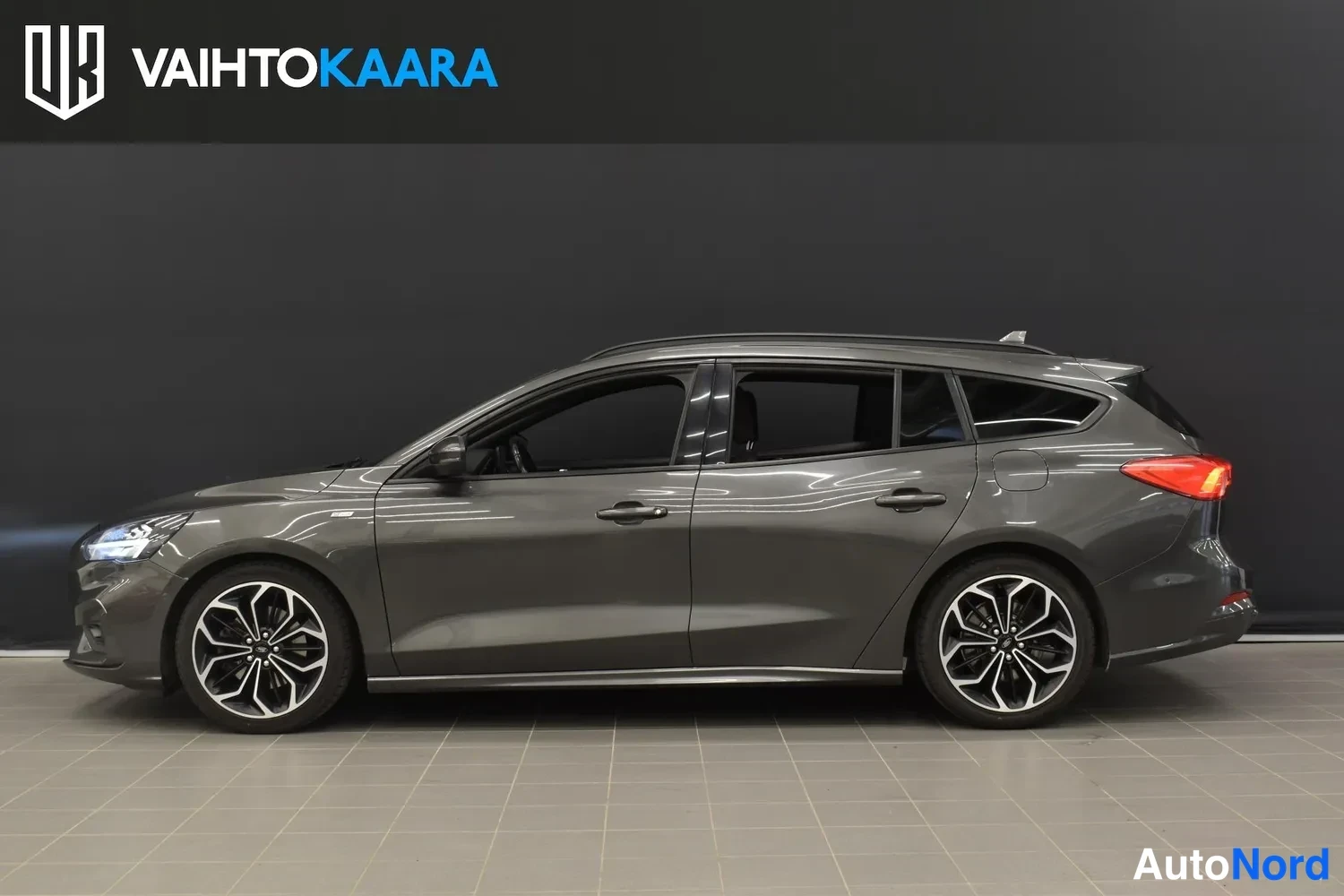 Sivulta: Ford Focus -farmari sivuprofiilista, tummanharmaa