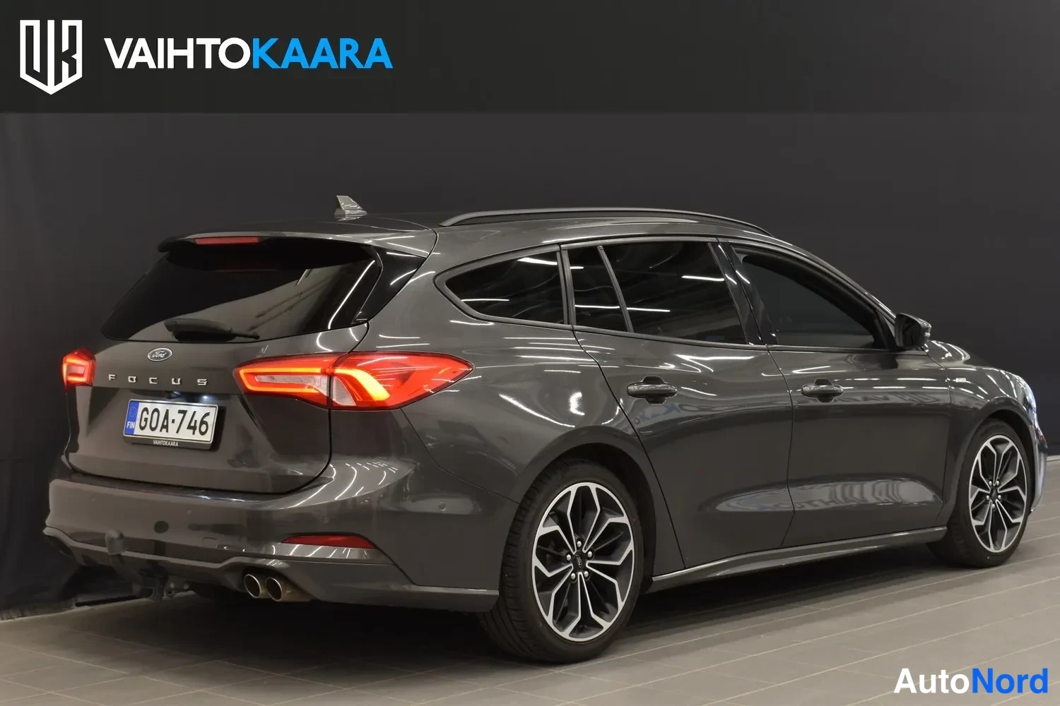 Takaviisto: Ford Focus -farmari takakolmesta, tummanharmaa, rekisteritunnus