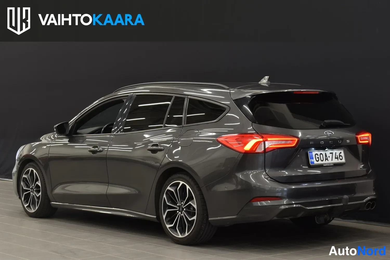 Takaviisto: Ford Focus -farmari takakolmesta toisesta suunnasta, tummanharmaa, rekisteritunnus