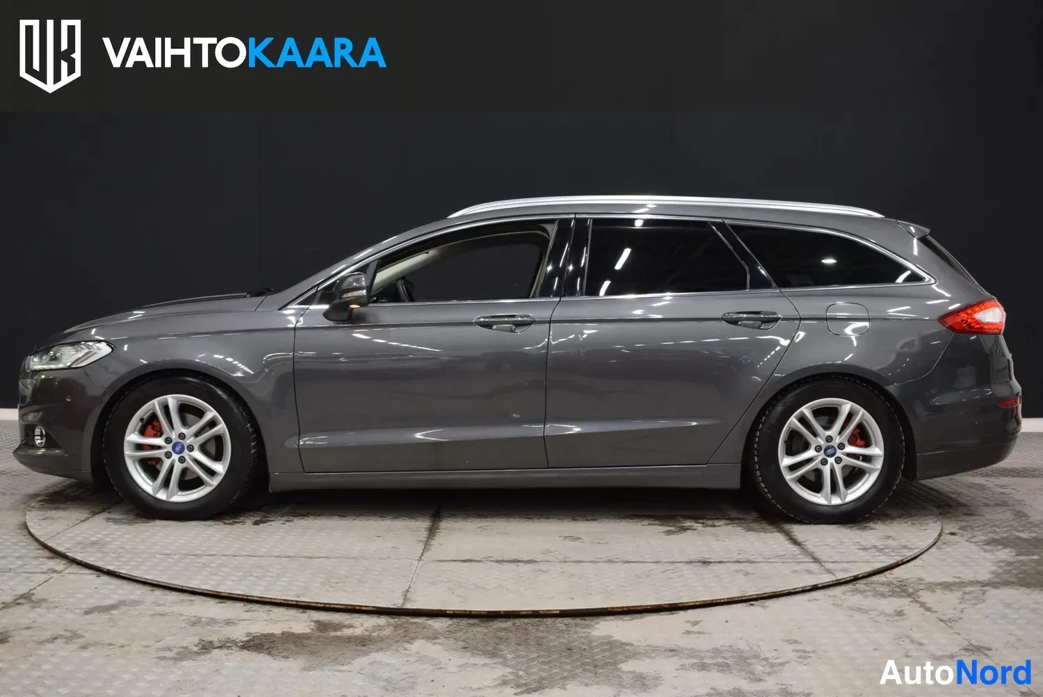 Sivulta: Ford Mondeo -farmari sivulta, tummanharmaa metalliväri.