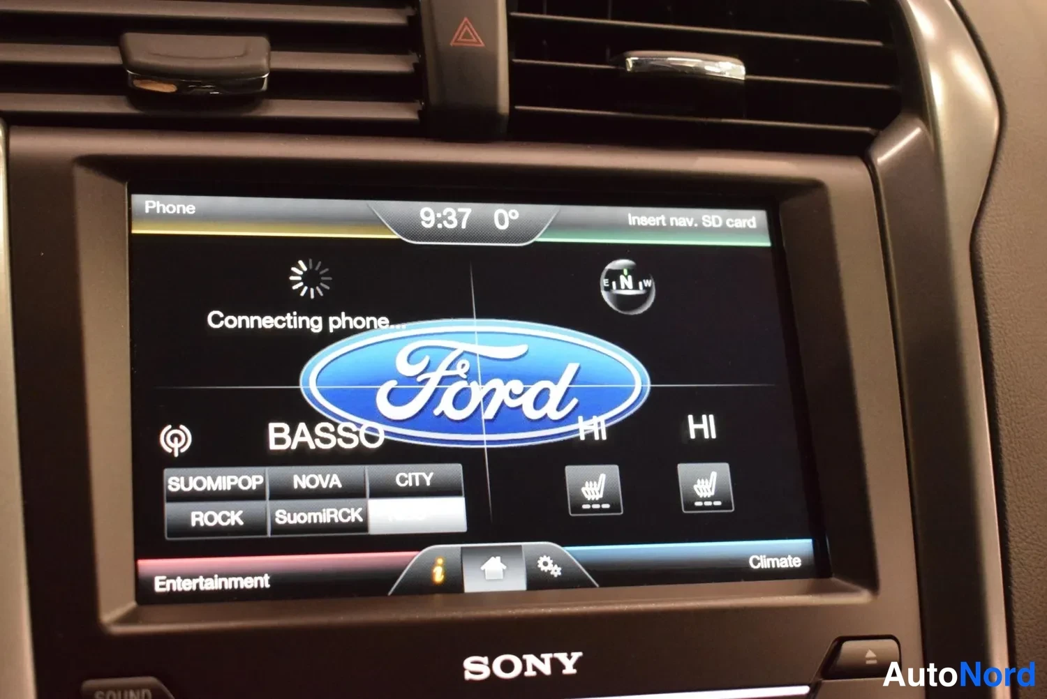 Muu: Ford-medianäyttö näyttää 9:37, 0° ja tekstiä 'Connecting phone…' sekä 'Insert nav. SD card'; radiovalikot SUOMIPOP, NOVA, CITY, ROCK, SuomiRCK; SONectmerkki näy