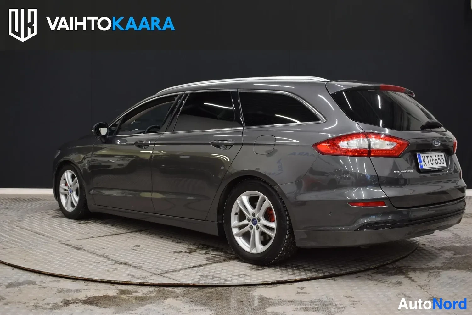 Takaviisto: Ford Mondeo -farmari takakulmasta, tummanharmaa metalliväri.