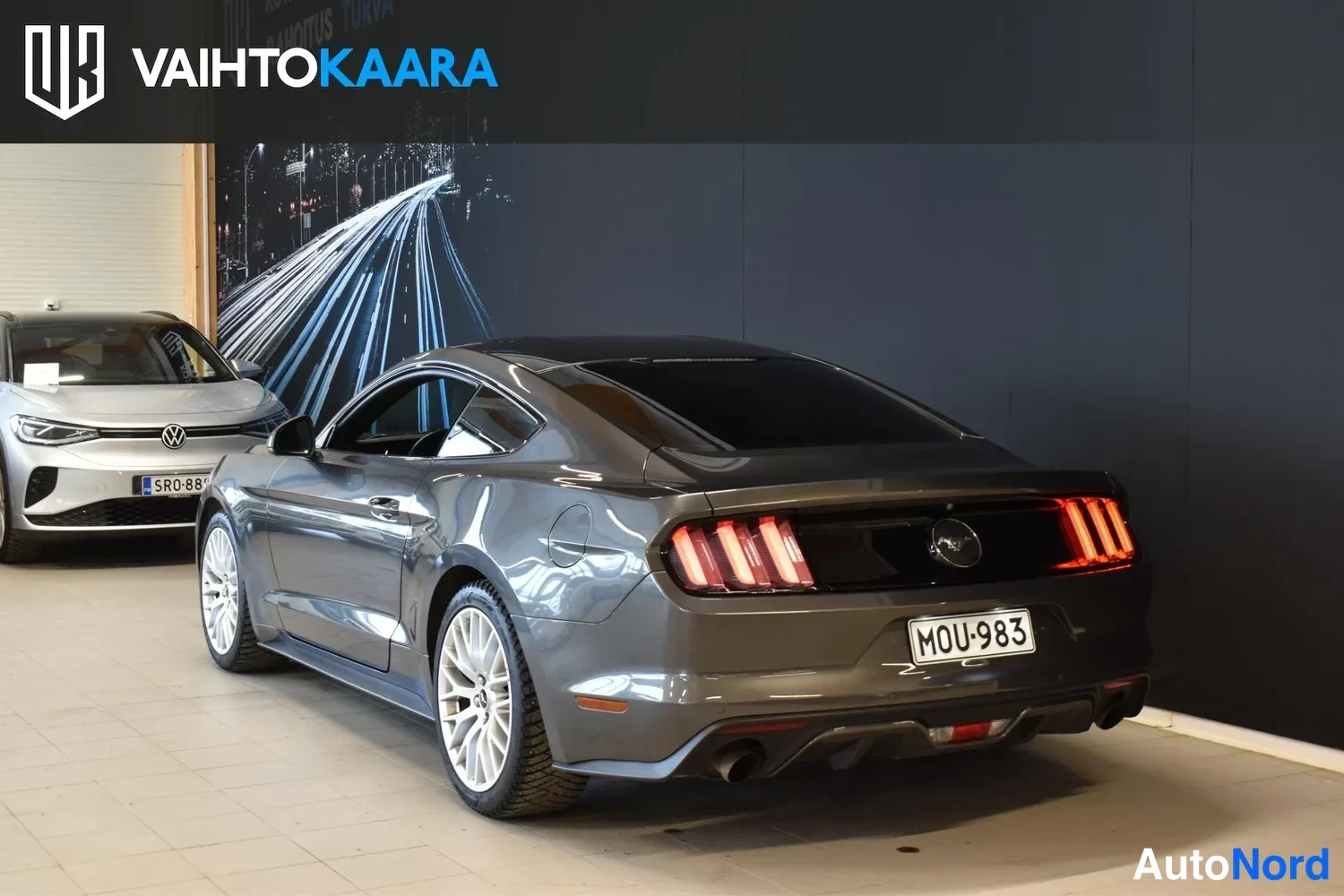 Takaviisto: Ford Mustang takaviistossa vasemmalta, tummanharmaa coupé rekisterillä.