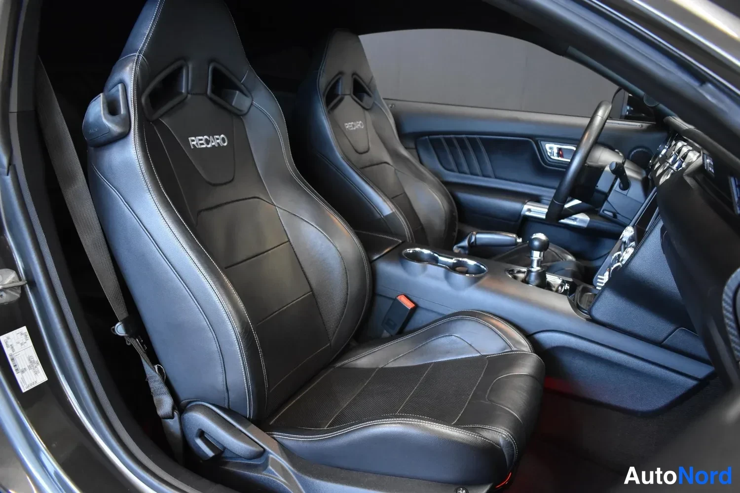 Muu: Mustangin sisätilat: mustat Recaro-urheiluistuimet, manuaalivaihteen vipu ja mittaristo näkyvät