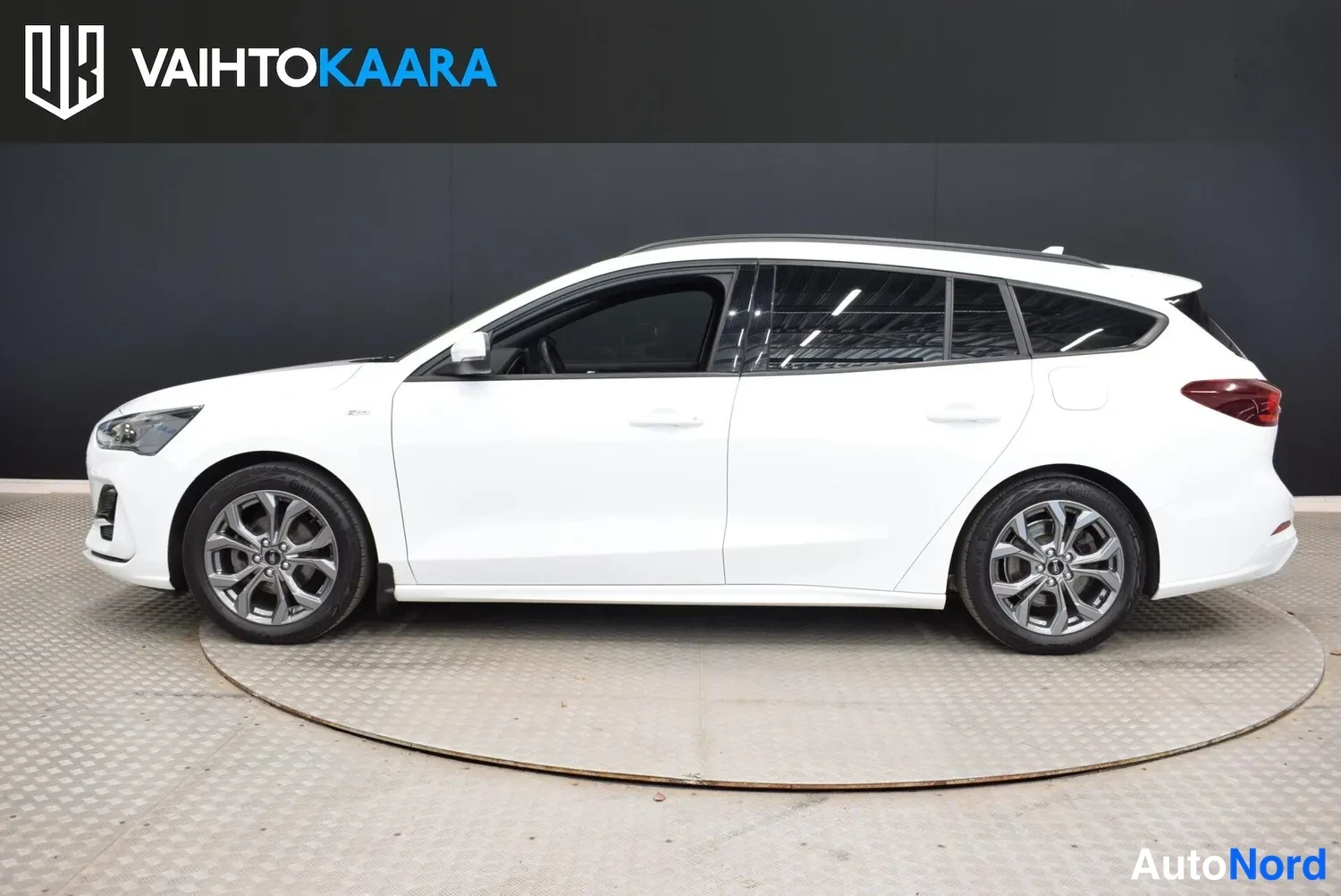 Sivulta: Ford Focus -farmari sivusta, valkoinen