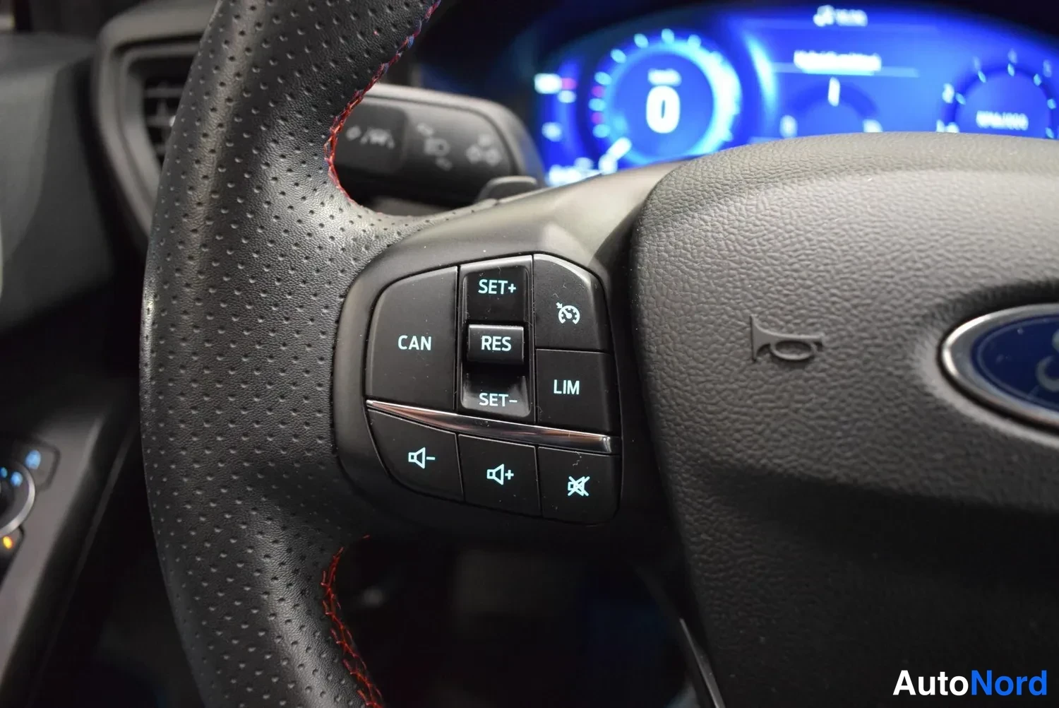 Muu: Ohjauspyörän vasemman pölkyn näppäimet: cruise control -painikkeet SET+, RES, SET-, LIM ja CAN sekä äänenvoimakkuuspainikkeet.