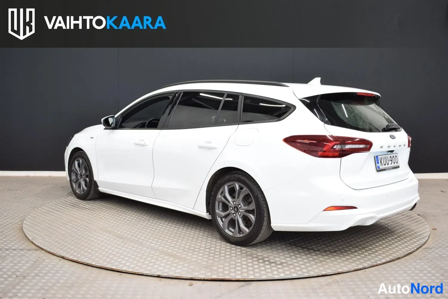 Takaviisto: Ford Focus -farmari takaviistosta, valkoinen