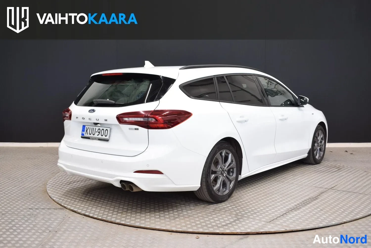 Takaviisto: Ford Focus -farmari takaviistosta oikealta, valkoinen