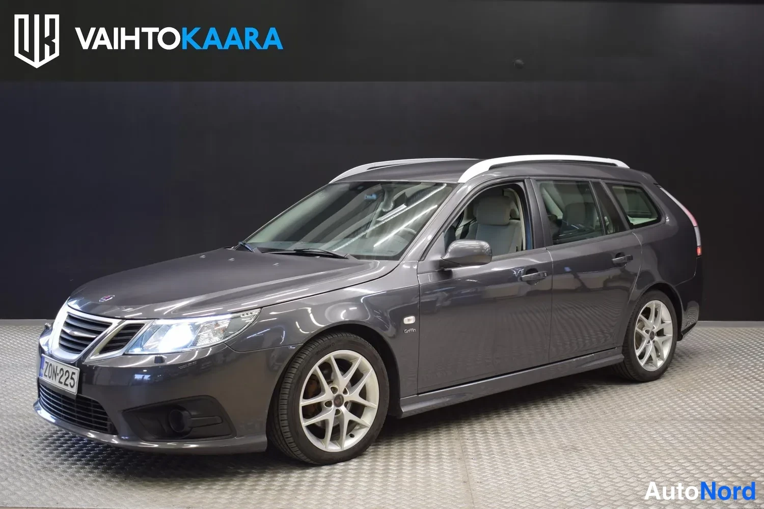 Harmaa Saab 9-3 2011, etuviisto, keula vasemmalle, kuva 2
