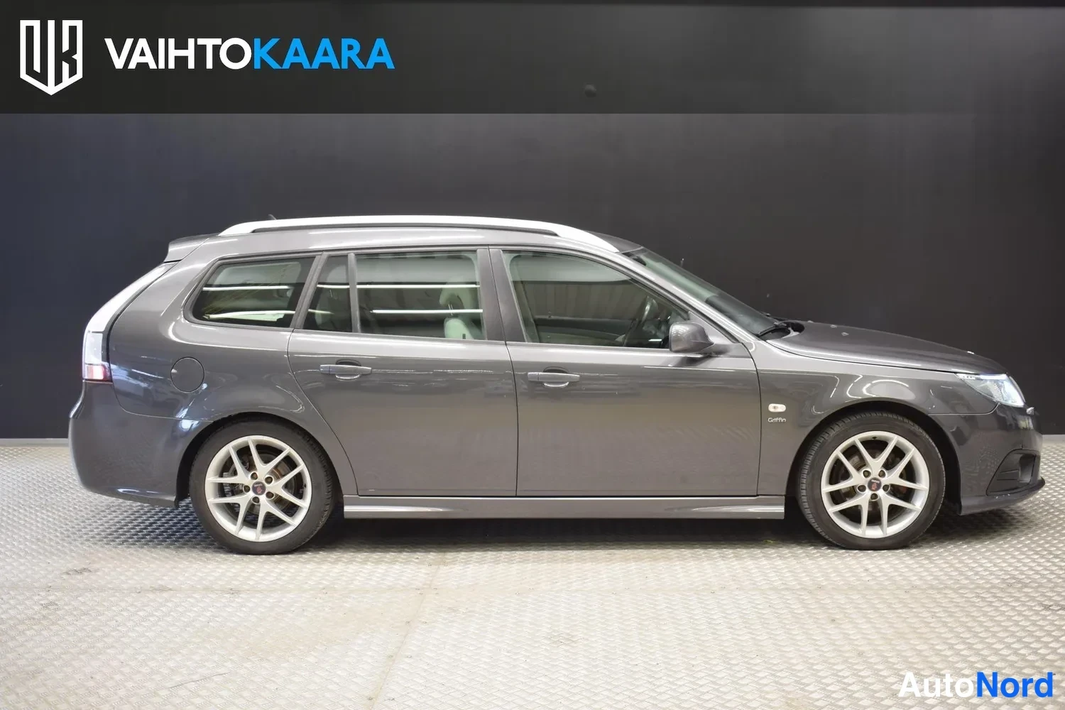 Harmaa Saab 9-3 2011, etuviisto, keula oikealle, kuva 3