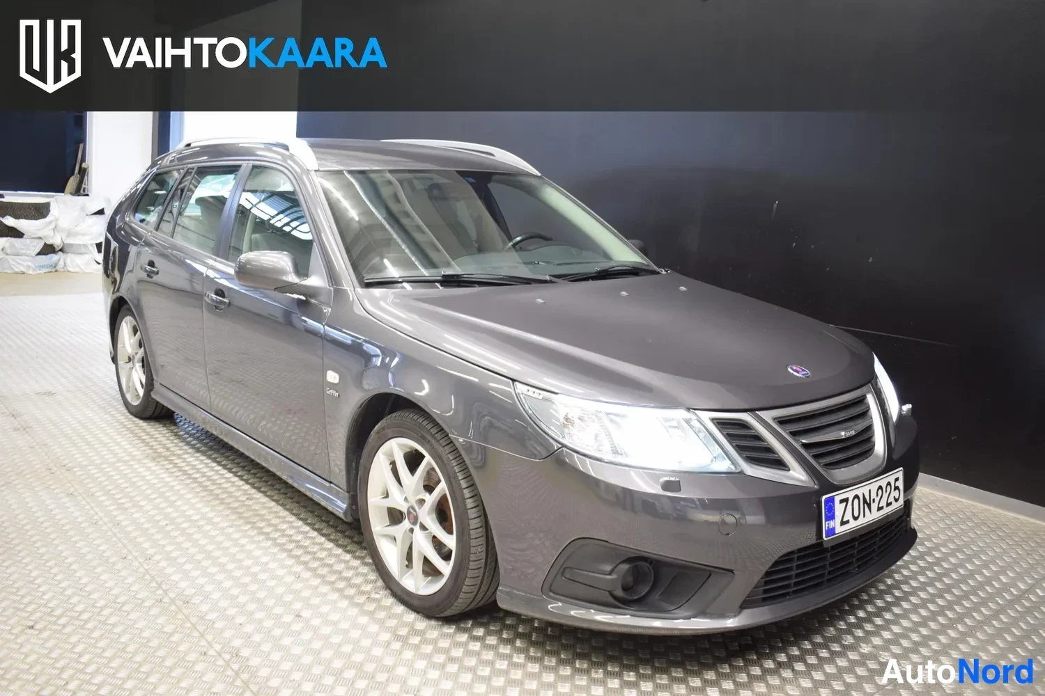 Harmaa Saab 9-3 2011, etuviisto, keula oikealle, kuva 4