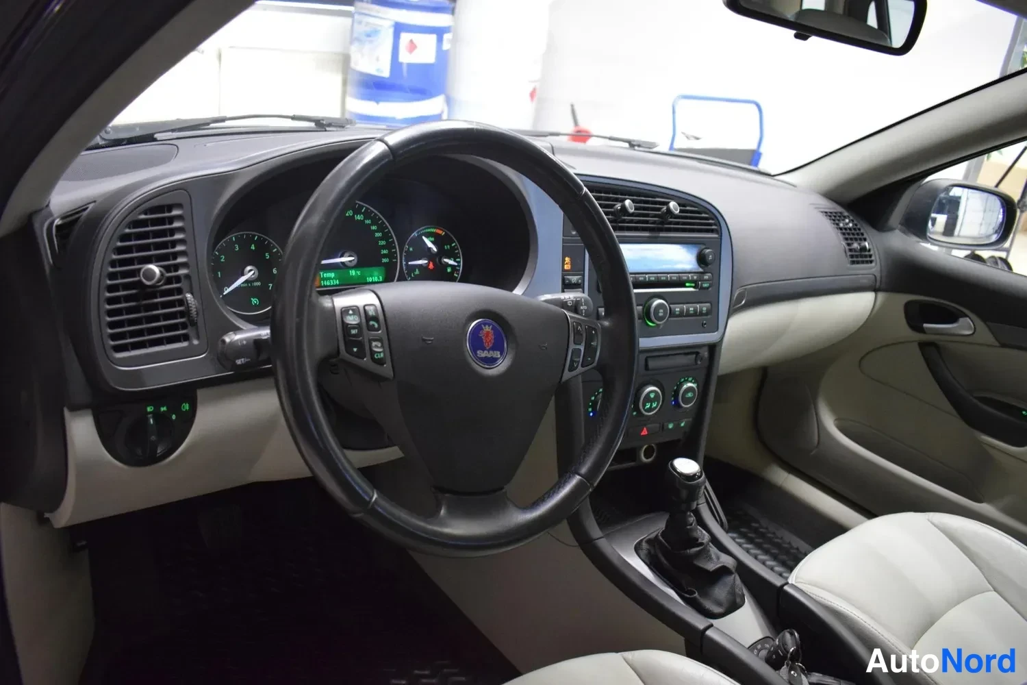 Harmaa Saab 9-3 2011, ohjaamo, kuva 8