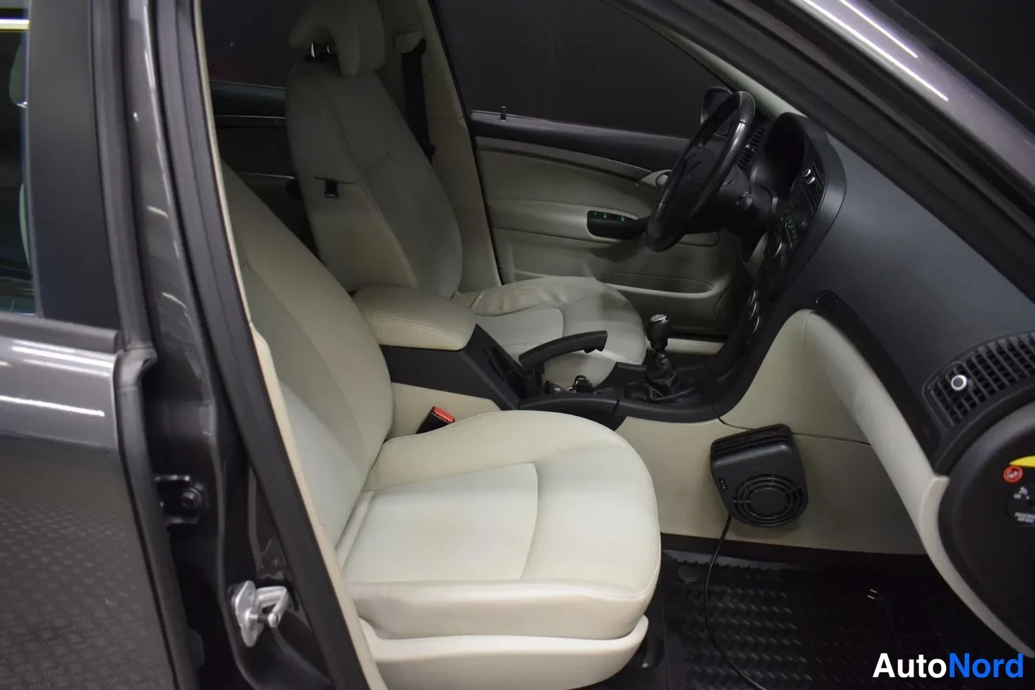 Harmaa Saab 9-3 2011, etuistuimet, kuva 12