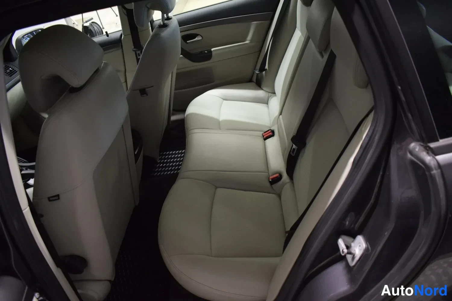 Harmaa Saab 9-3 2011, takaistuimet, kuva 13