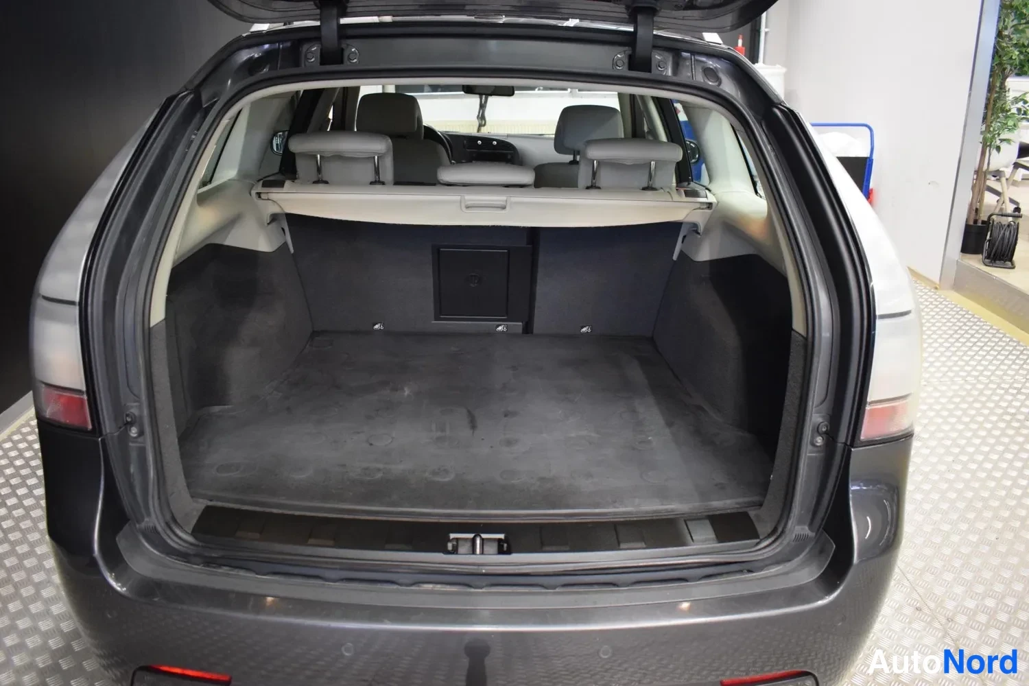 Harmaa Saab 9-3 2011, tavaratila, kuva 14