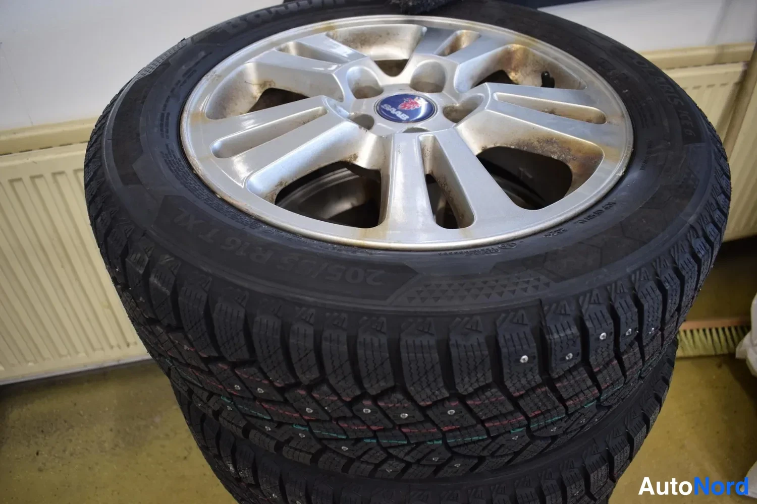 Muu: Pino nastarenkaita Saab-merkkisillä hopeavanteilla, rengasmerkintä 205/55 R16 XL näkyvissä.