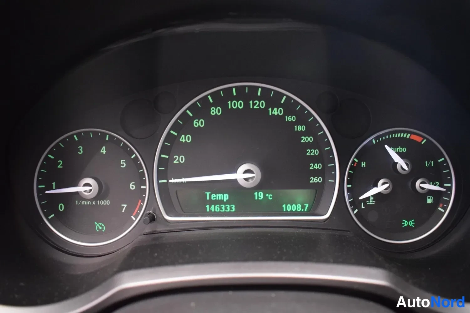 Yksityiskohta: Mittariston etunäkymä; nopeusmittari asteikolla 20–260 km/h, kierroslukumittari 1/min x 1000, Turbo-mittari, polttoaine- ja lämpömittarit, näytössä Temp 19 °C,