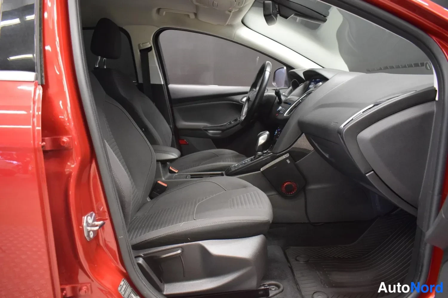 Punainen Ford Focus 2017, ulkokuva 11 – Raisio