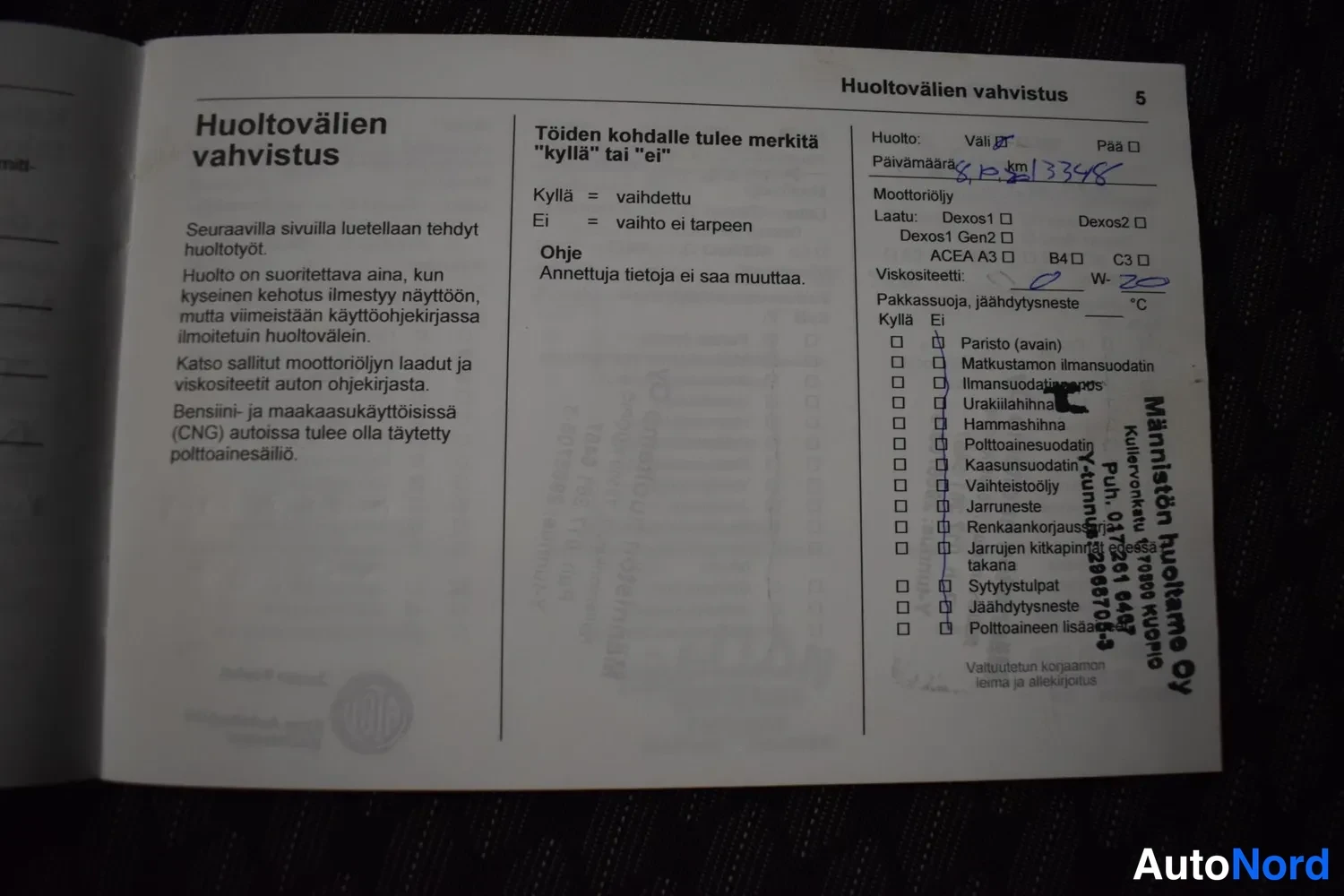 Yksityiskohta: Huoltokirjan sivu 5, Huoltovälien vahvistus, käsinkirjoitettu päivämäärä ja km-luku sekä leimalla täytetty huoltosivu.