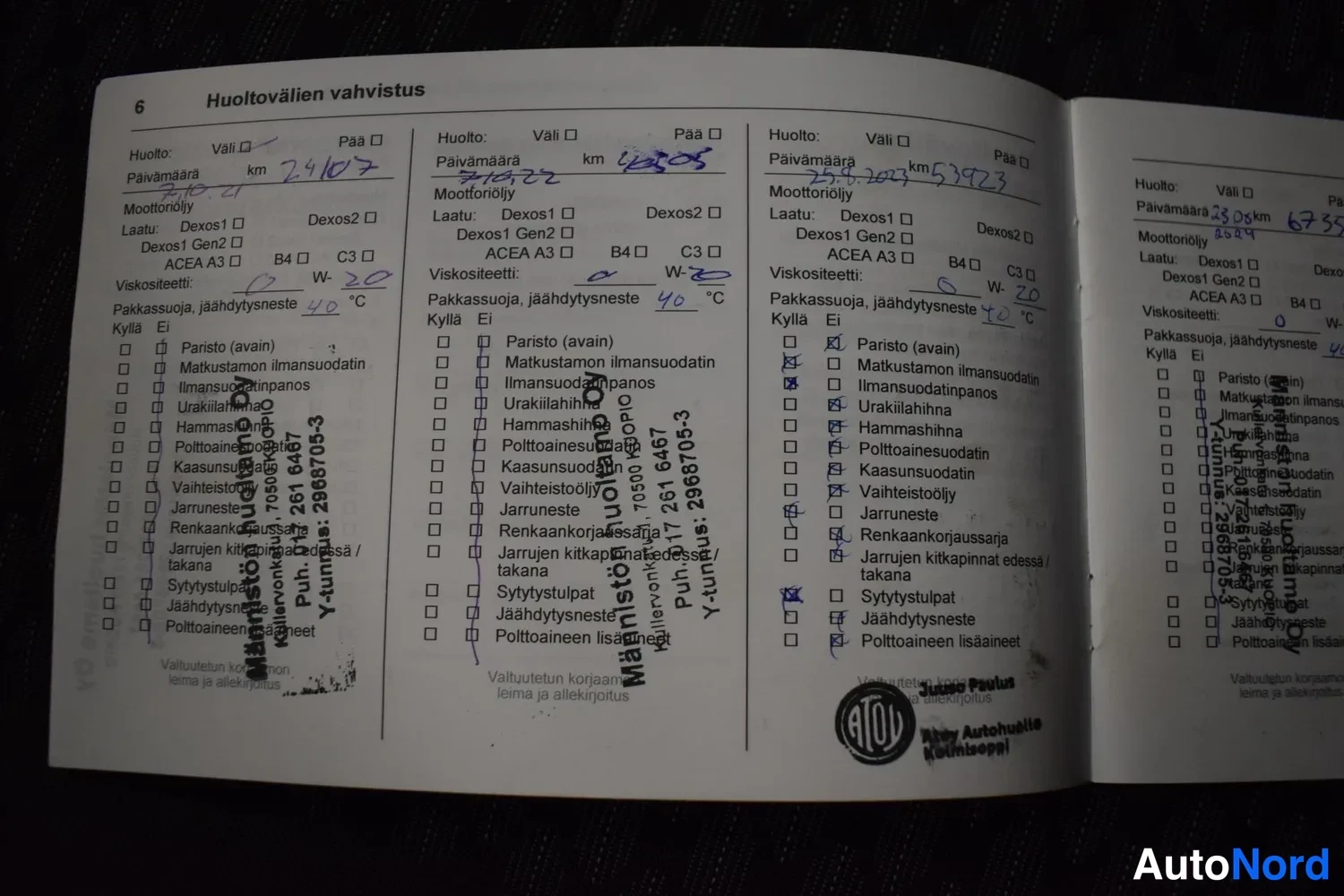 Yksityiskohta: Huoltokirjan sivu 6, kolme täytettyä huoltovälin vahvistusta kohteilla 24407 km, 42005 km ja 53923 km, huoltoliikkeen leimalla.