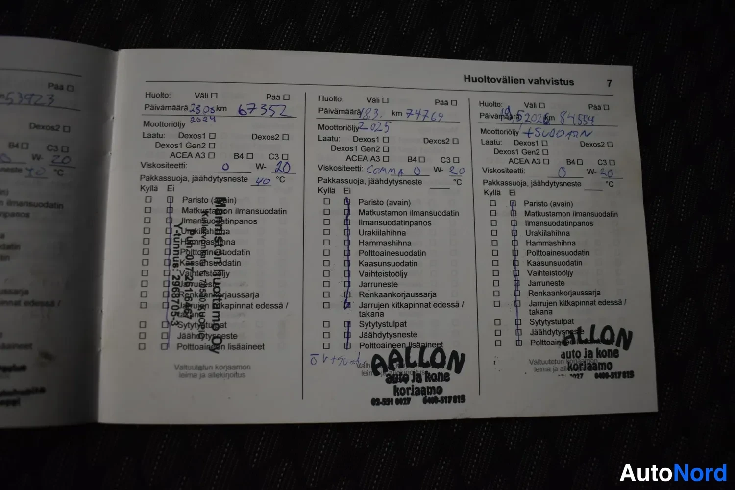 Yksityiskohta: Huoltokirjan sivu 7, kolme huoltovälin vahvistusta km 67352, 74769 ja 81554, Allon auto ja kone korjaamo -leimoilla.