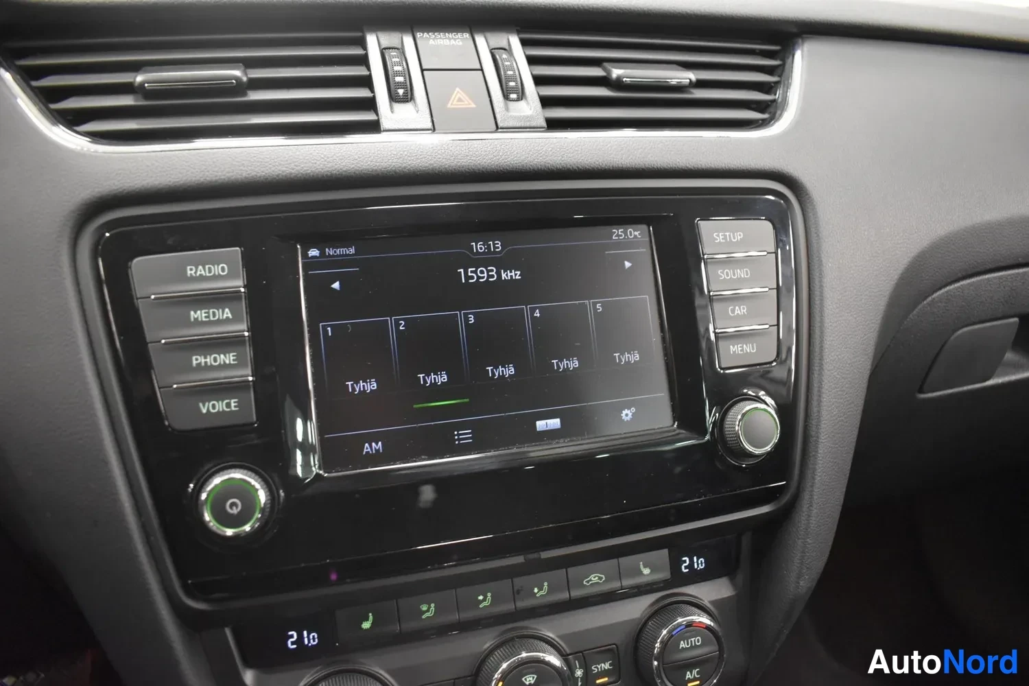 Valkoinen Skoda Octavia 2016, ulkokuva 12 – Raisio