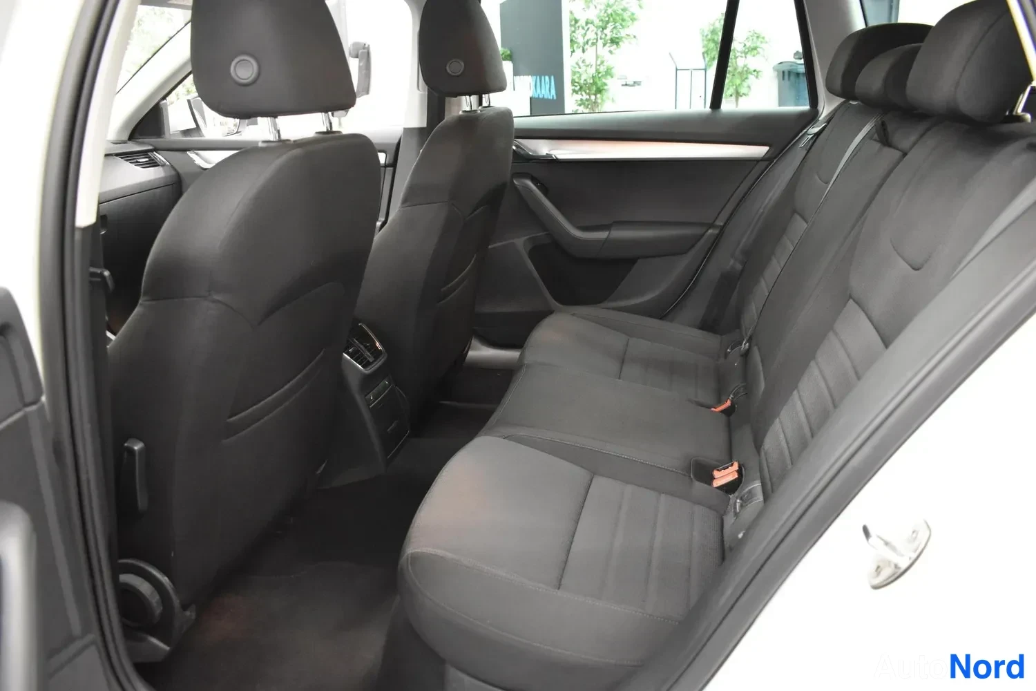 Valkoinen Skoda Octavia 2016, ulkokuva 8 – Raisio