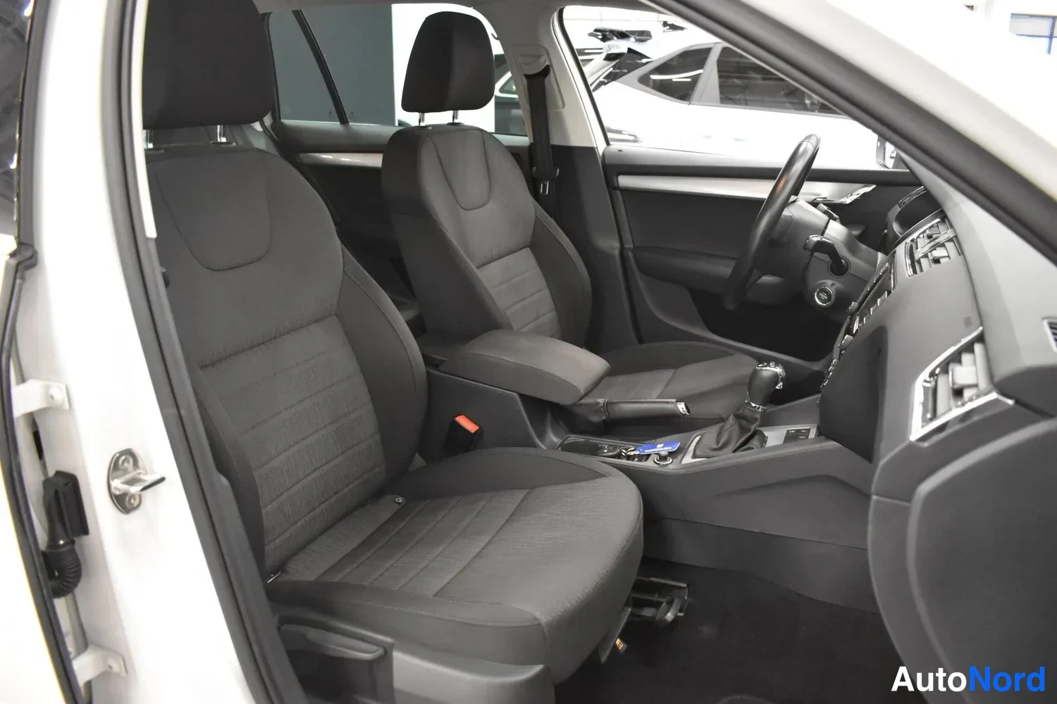 Valkoinen Skoda Octavia 2016, ulkokuva 9 – Raisio