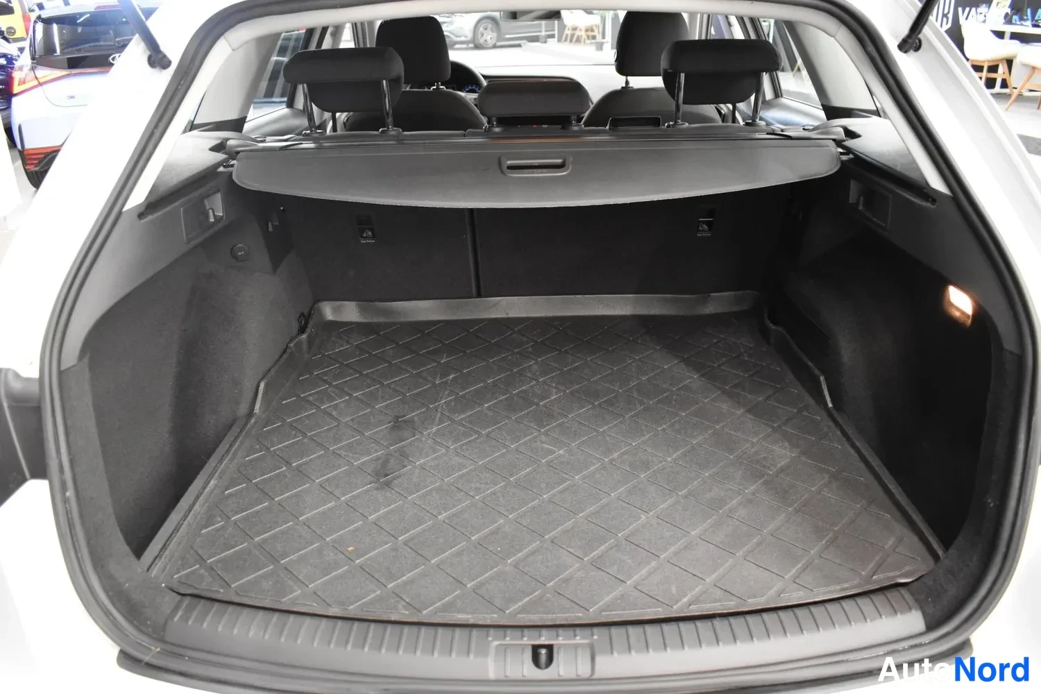 Valkoinen Seat Leon ST 2017, ulkokuva 12 – Raisio