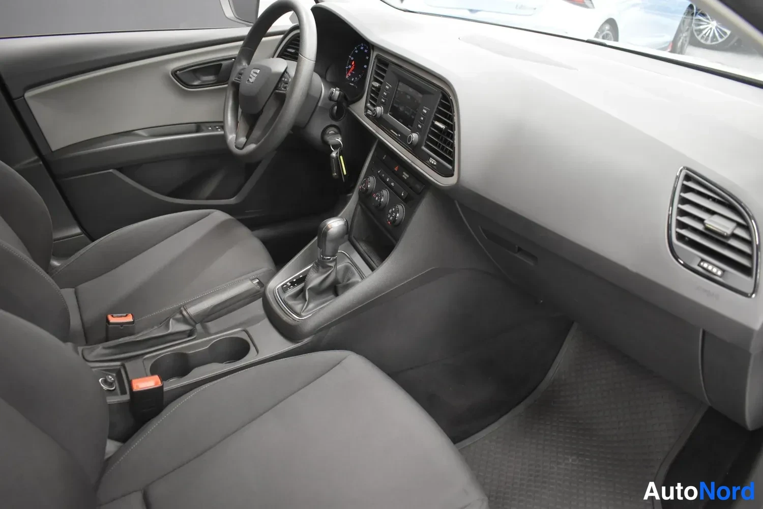 Valkoinen Seat Leon ST 2017, ulkokuva 9 – Raisio