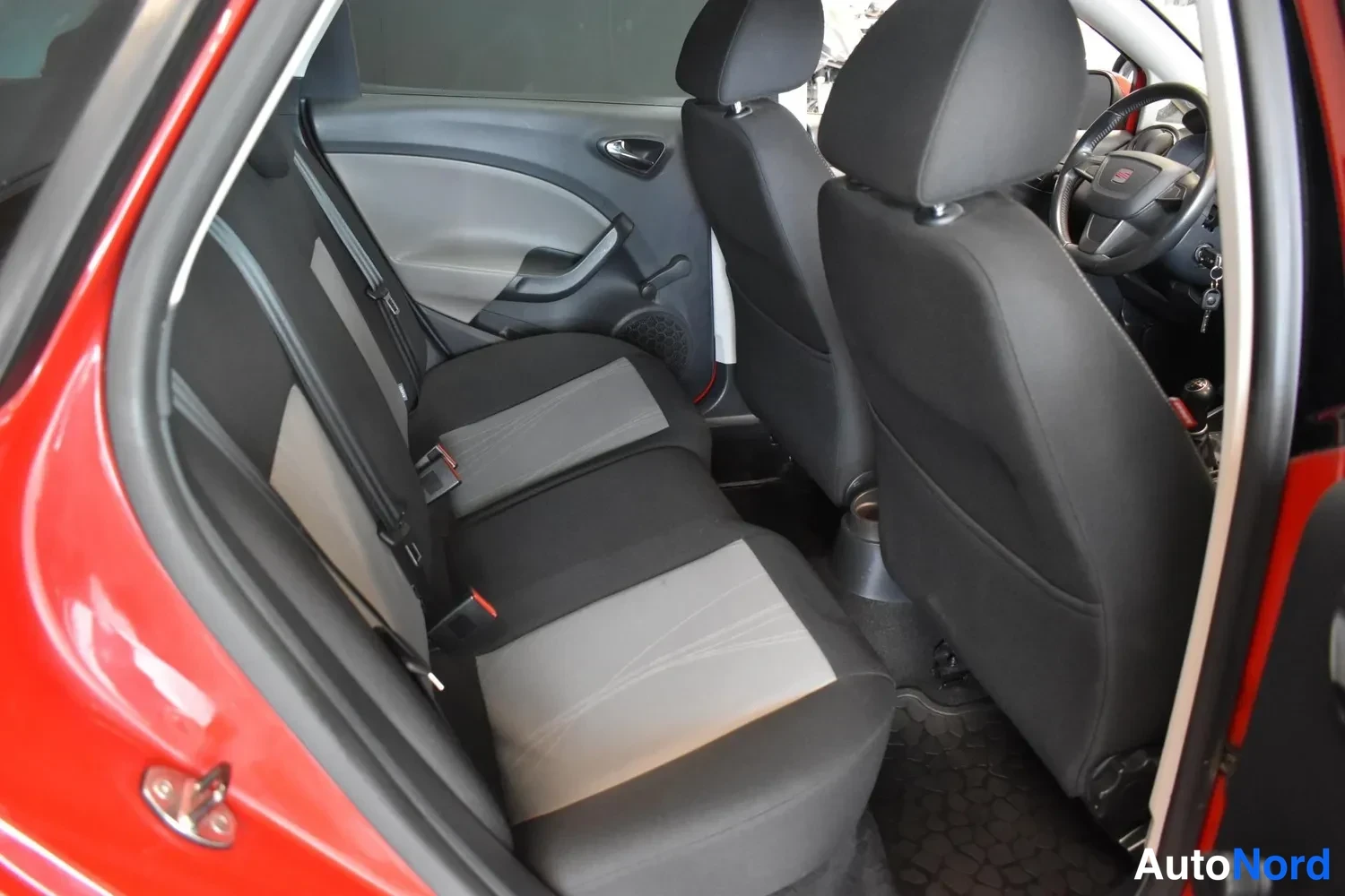 Punainen Seat Ibiza St 2013, ulkokuva 9 – Raisio