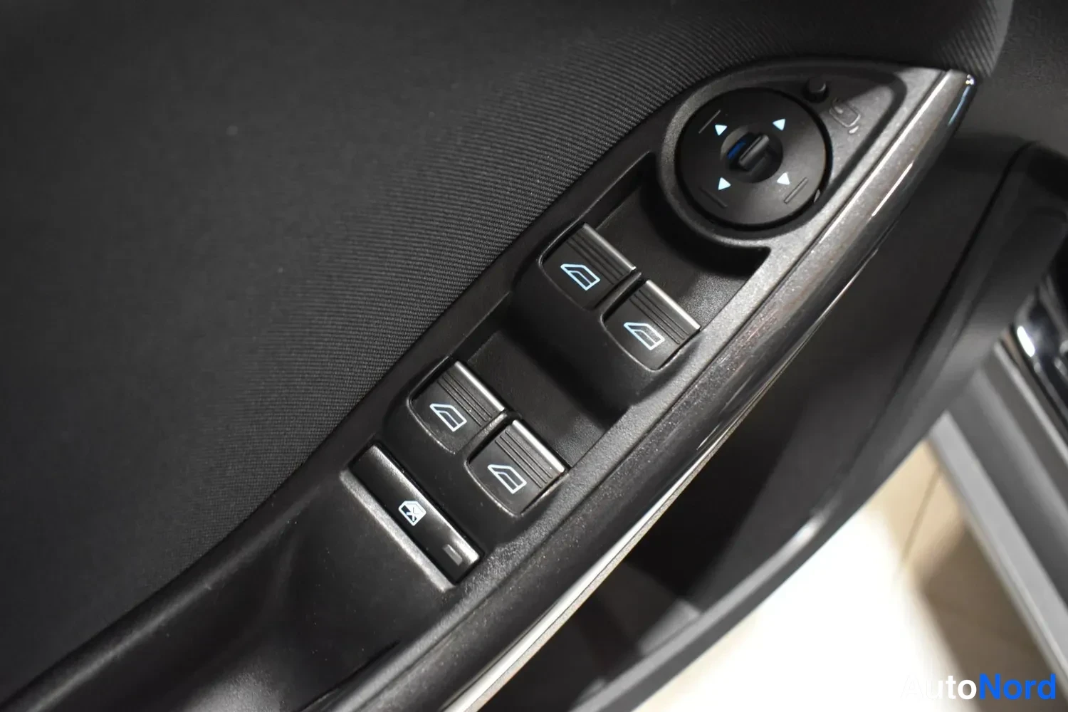 Musta Ford Focus 2016, ulkokuva 9 – Raisio