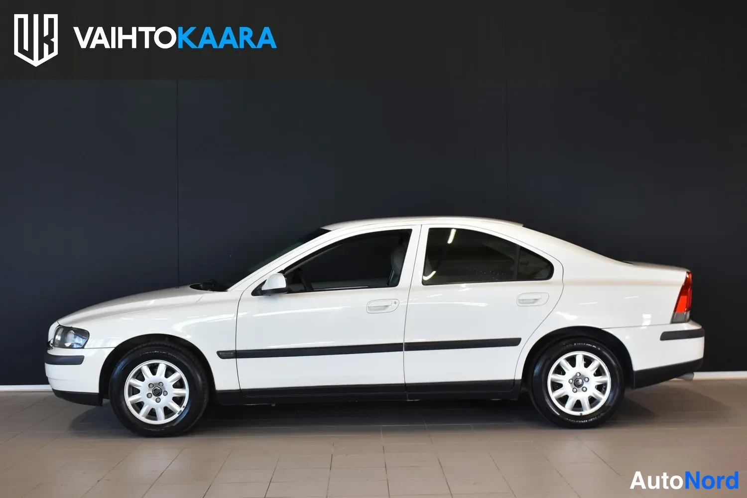Valkoinen Volvo S60 2002, sivulta, kuva 3