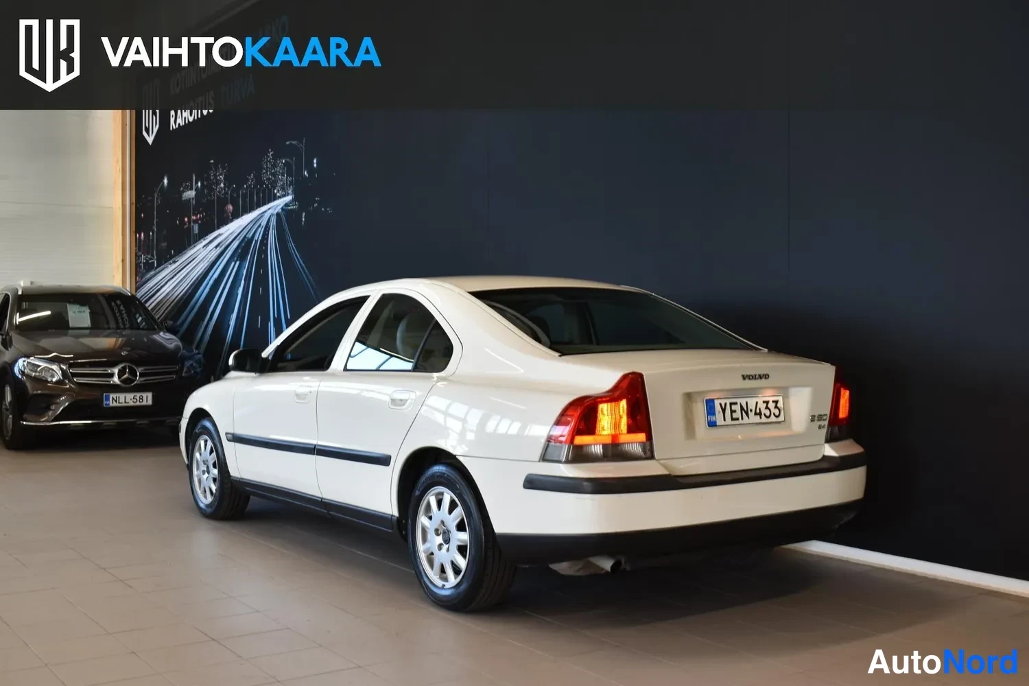 Valkoinen Volvo S60 2002, takaviisto, kuva 5