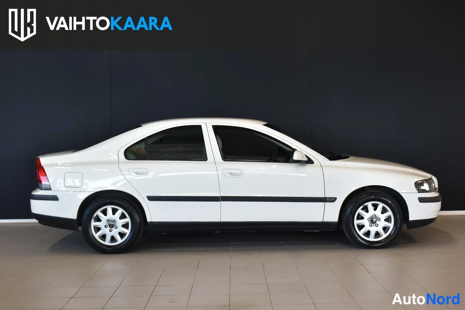 Valkoinen Volvo S60 2002, sivulta, kuva 4