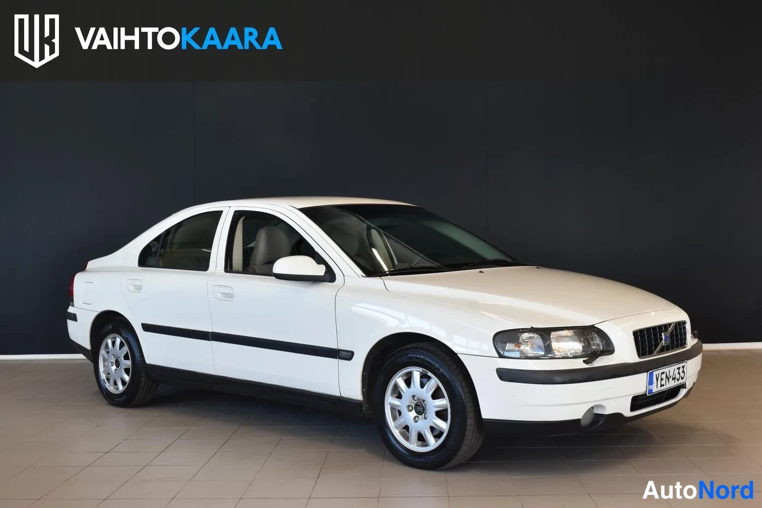 Valkoinen Volvo S60 2002, etuviisto, keula oikealle, kuva 2