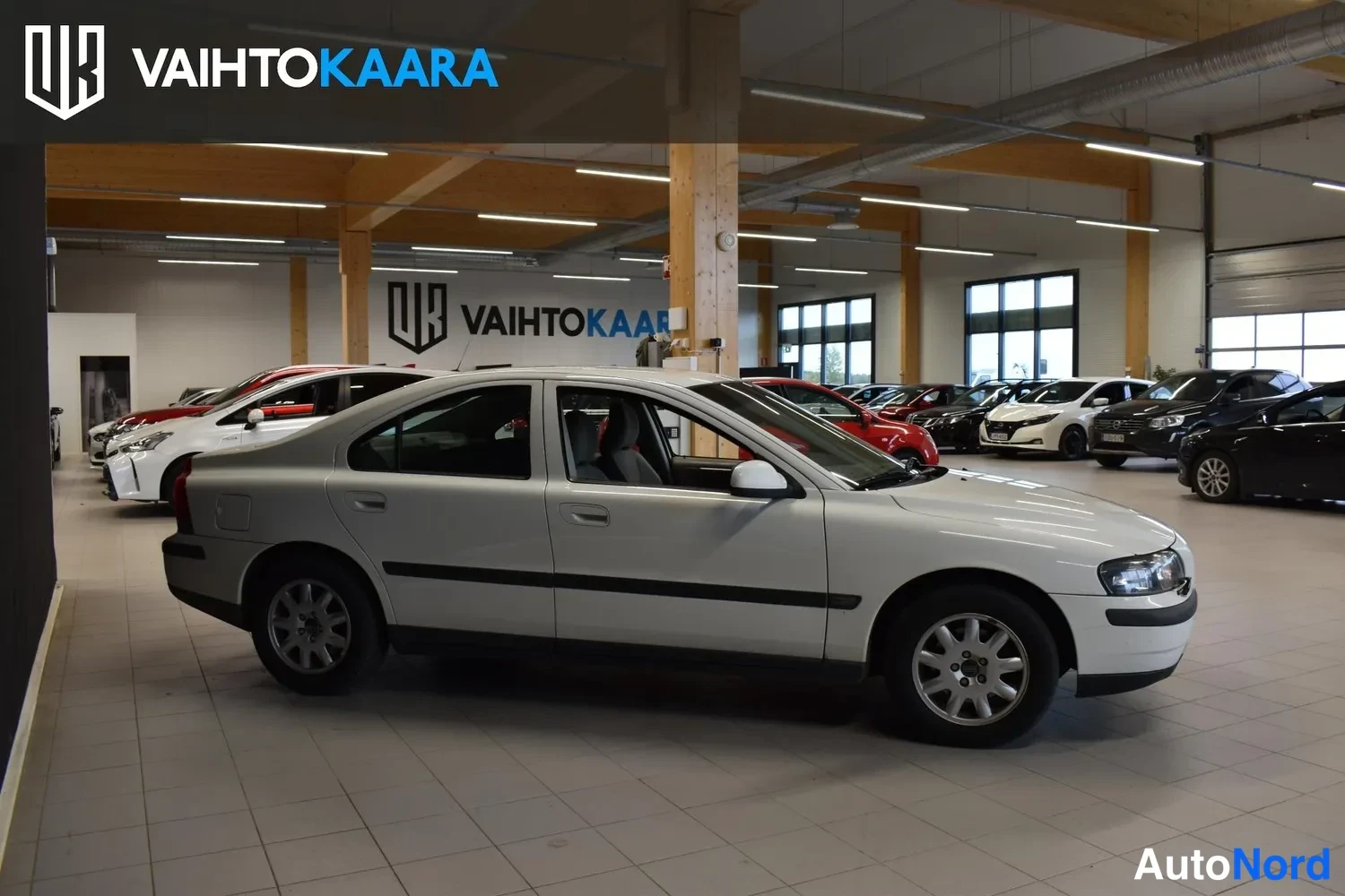 Valkoinen Volvo S60 2002, ulkokuva 4 – Raisio