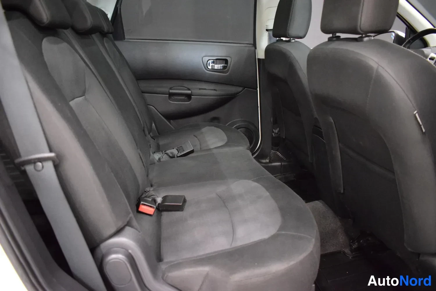 Muu: Nissan Qashqai+2：Takeyari sohva takapenkki muovipohjaisella.