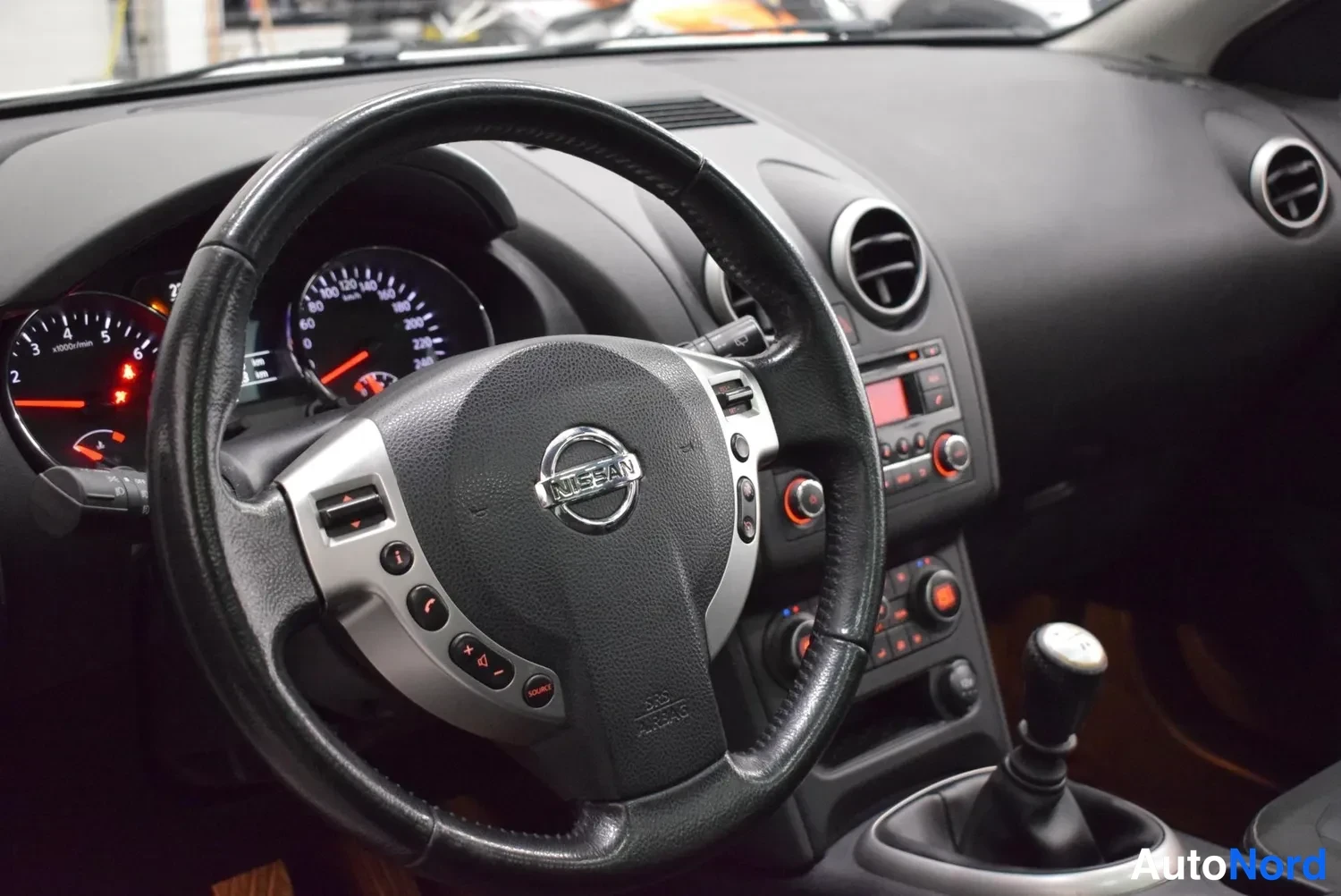 Muu: Nissan-merkillinen ohjauspyörä, mittaristo, keskikonsoli ja vaihtokahva.
