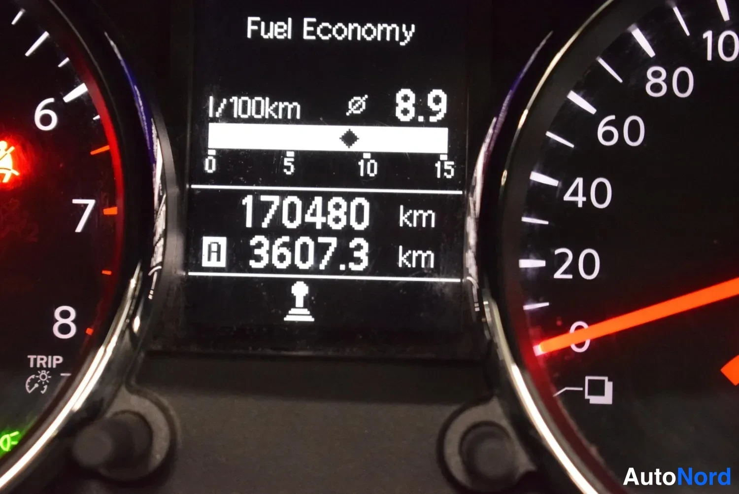 Muu: Mittaristön näyttö: Fuel Economy 8,9 l/100km, kokonaiskilometrit 170480 km ja matkamittari 3607,3 km.