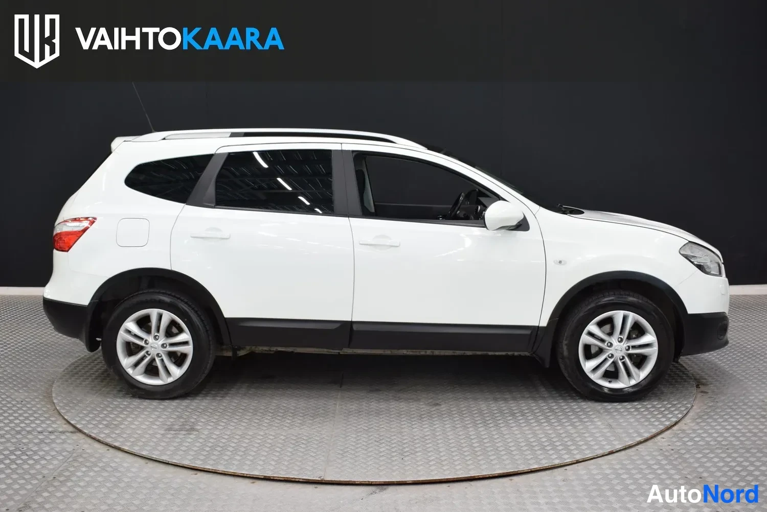 Sivulta: Valkoinen Nissan Qashqai -maasturin sivukuva, keula oikealla