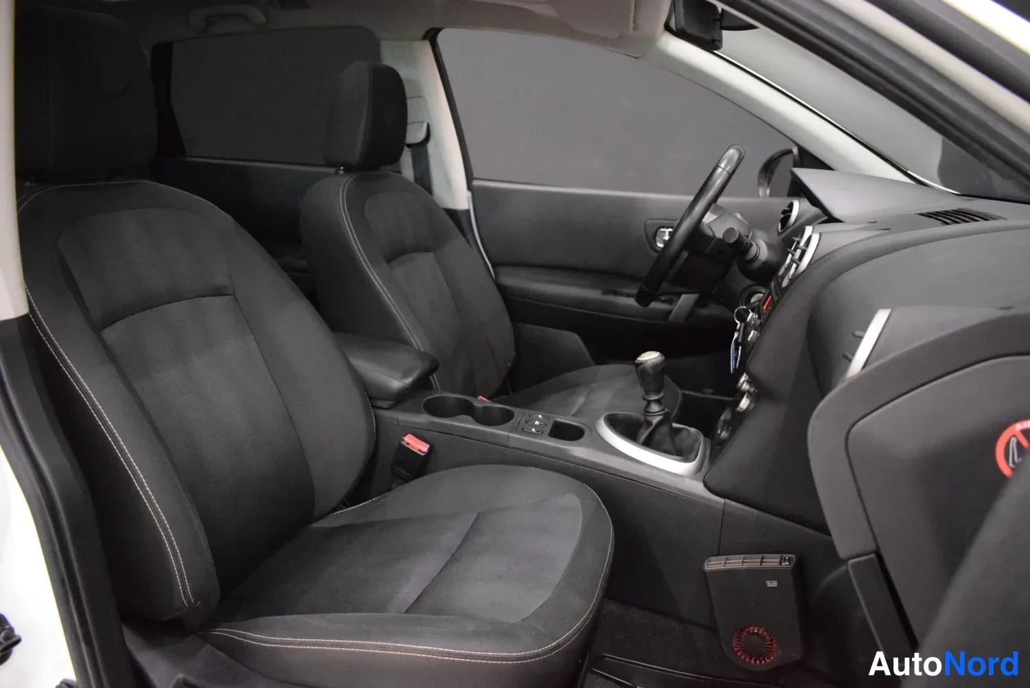 Muu: Sumu of Nissan's front seat of the interior with manual gearbox lever