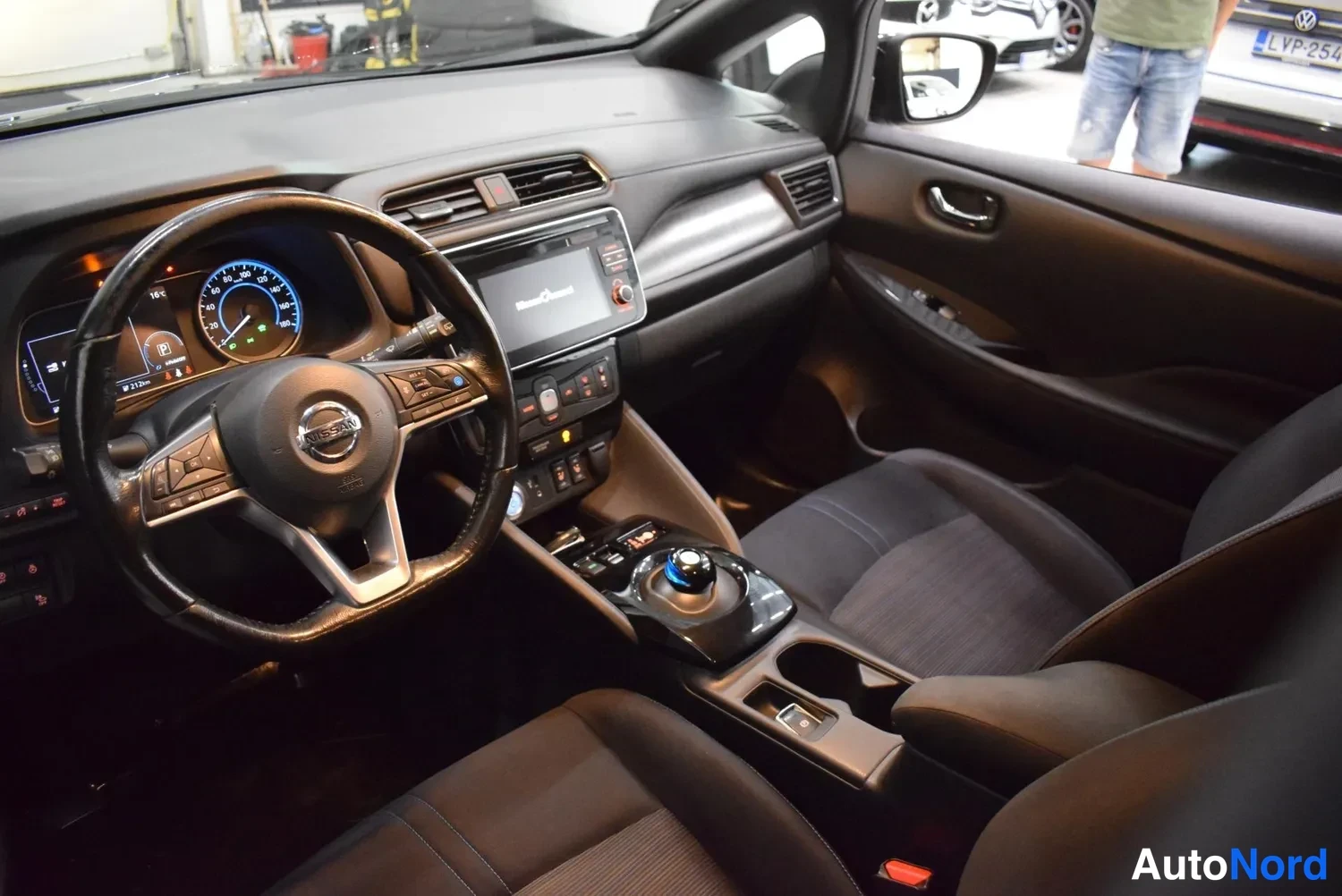 Musta Nissan Leaf 2018, ulkokuva 7 – Raisio