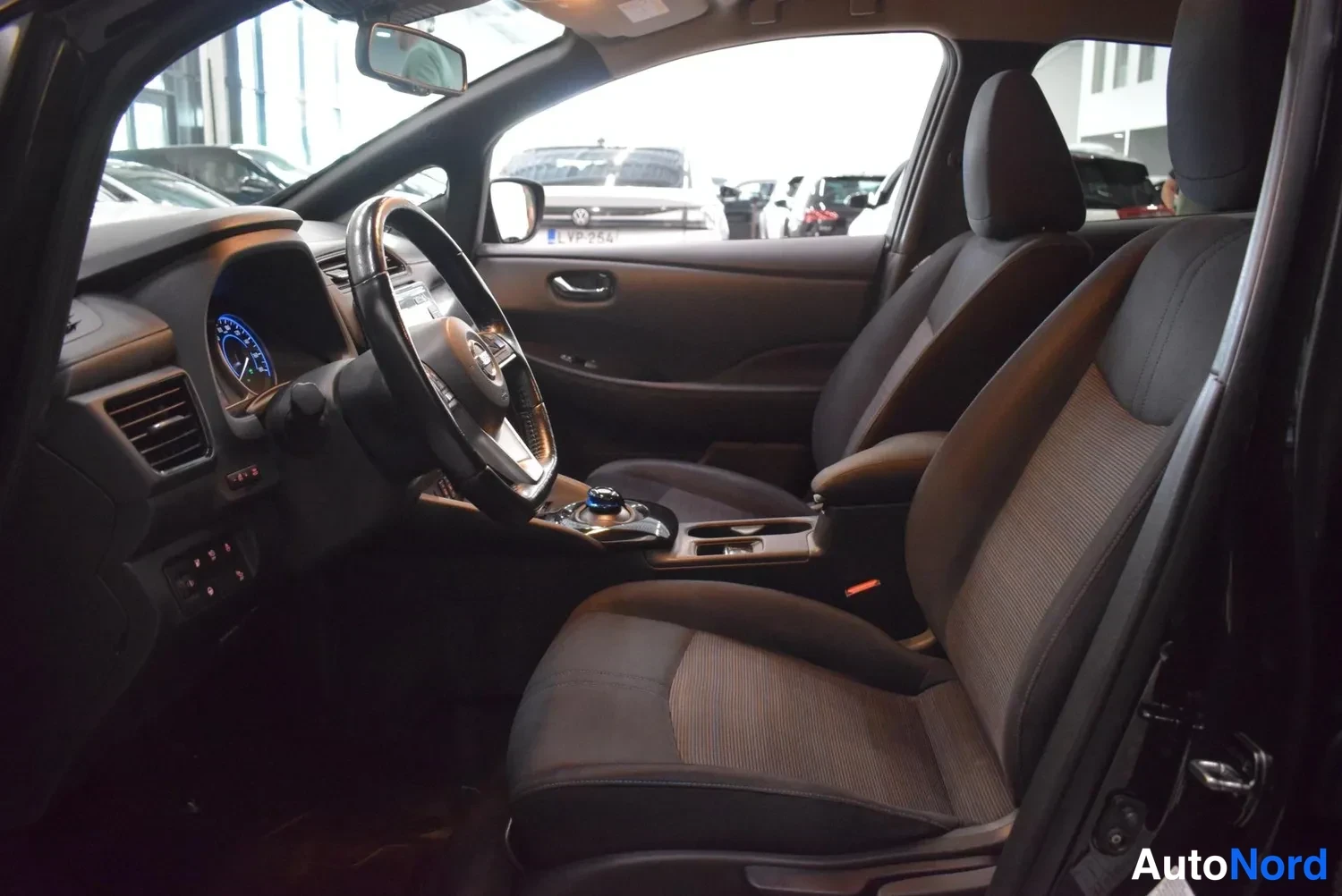 Musta Nissan Leaf 2018, ulkokuva 8 – Raisio